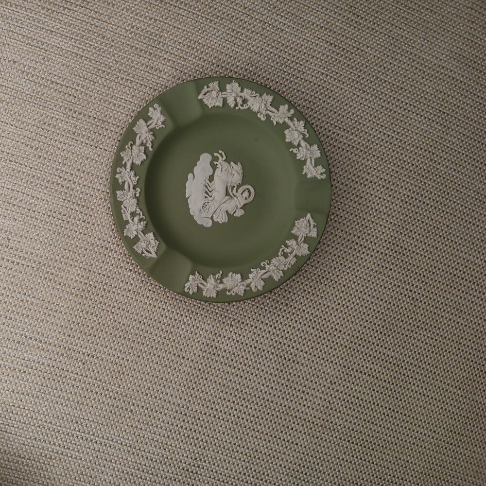 Vintage WEDGWOOD Green Jasper Raised White Relief AURORA 4 1/2" 3 Slot Ashttray
